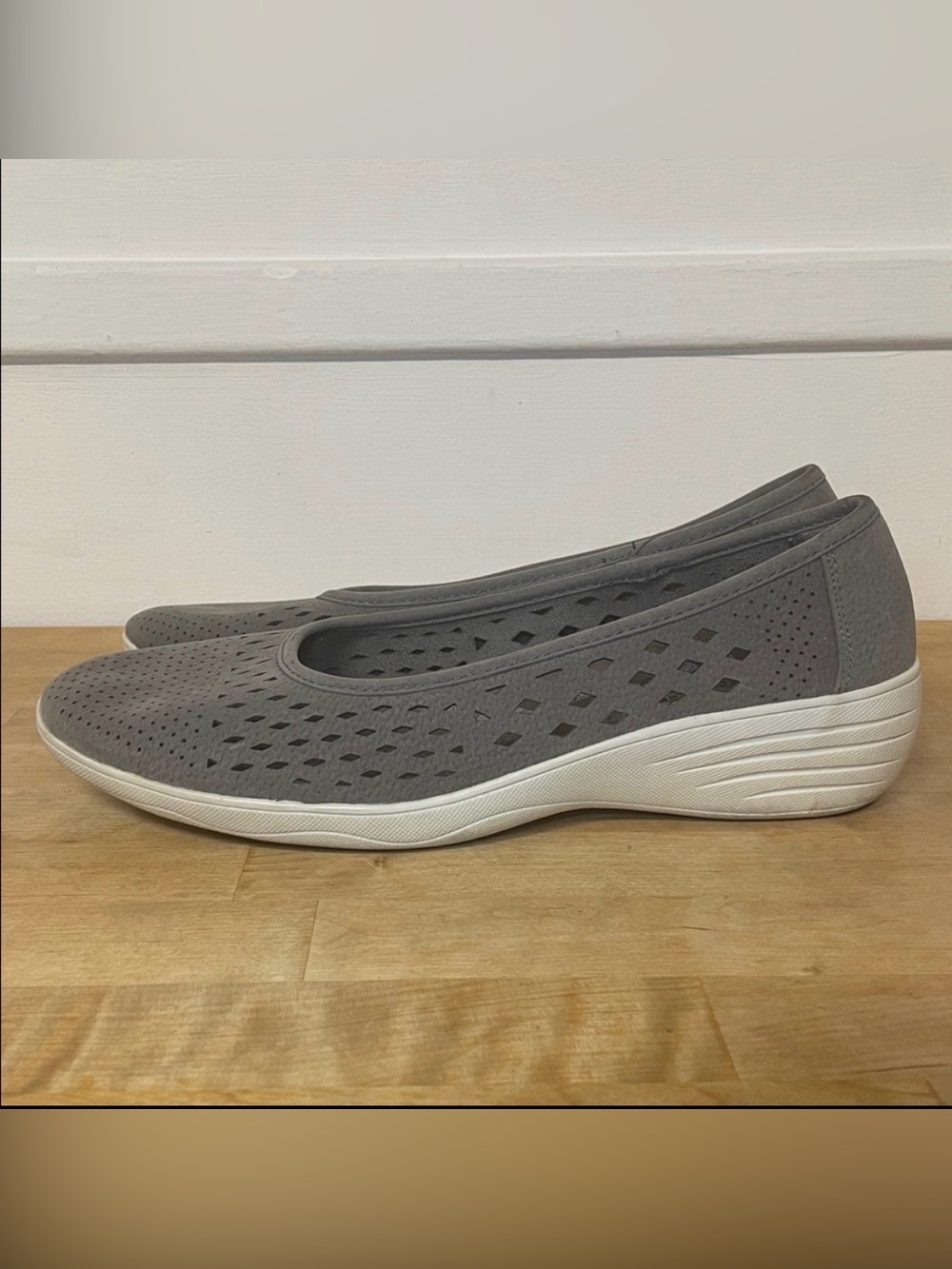 Skechers Kiss - Shifty women's laser-cut skimmer wedges in gray/charcoal size 11